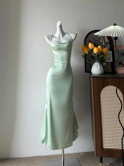 Elegantes grünes, figurbetontes rückenfreies Neckholder-Abendkleid aus Satin mit Rüschen P4079