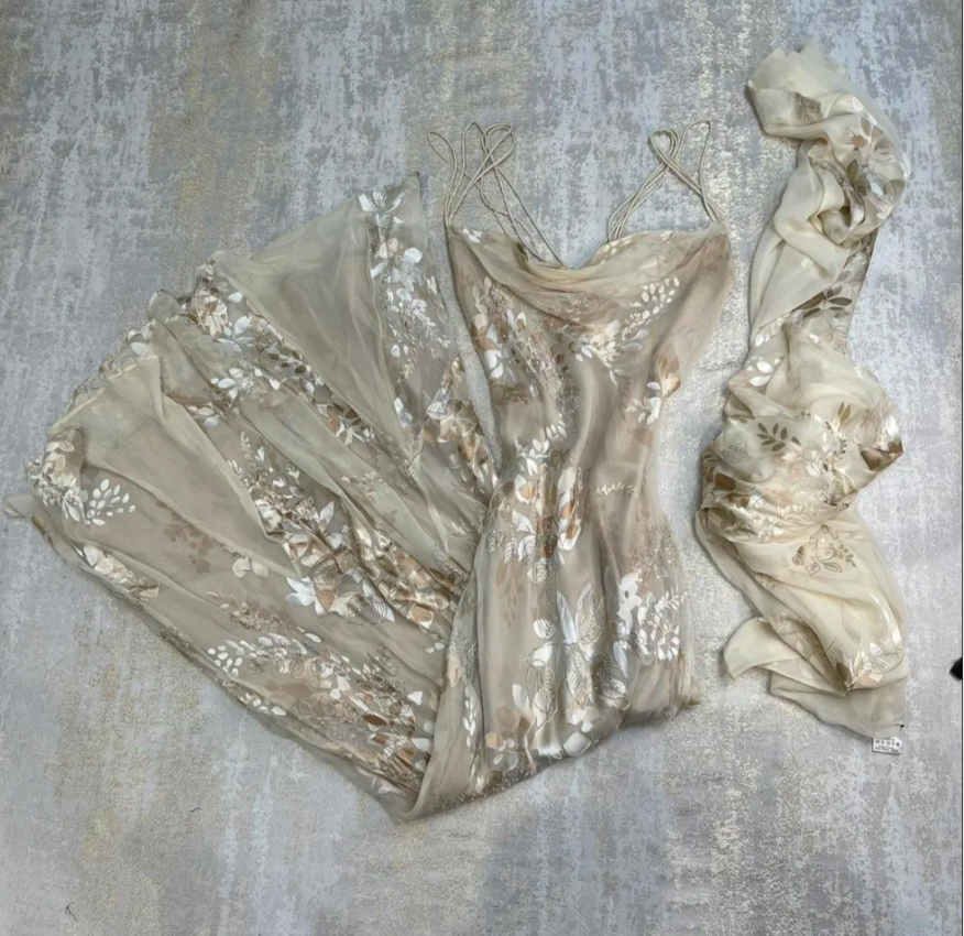 Elegantes Meerjungfrauen-Abendkleid aus floralem Chiffon in Nude-Aprikot mit Spaghettiträgern P4801