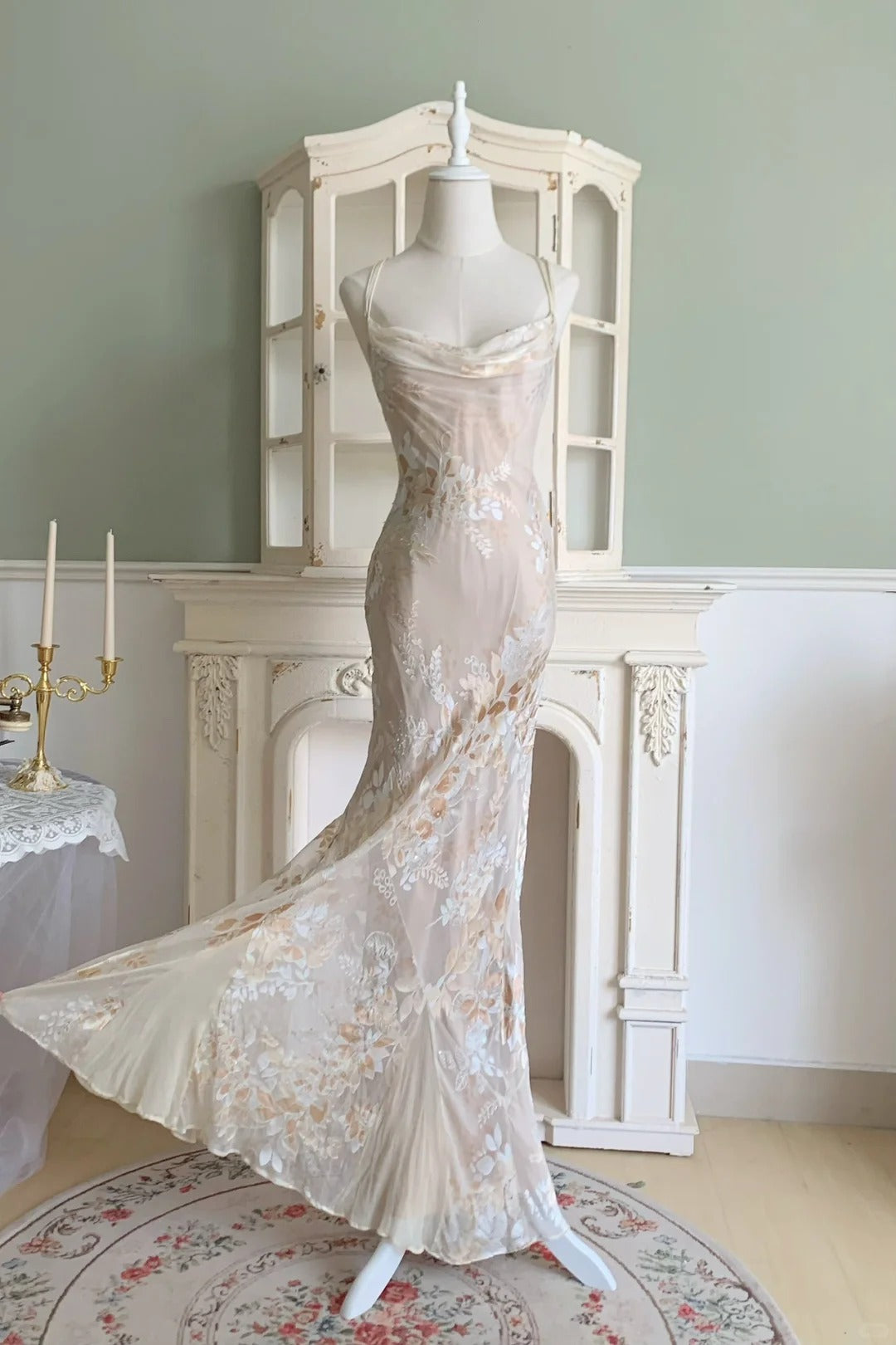 Elegantes Meerjungfrauen-Abendkleid aus floralem Chiffon in Nude-Aprikot mit Spaghettiträgern P4801