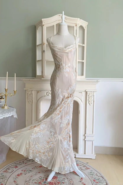 Elegantes Meerjungfrauen-Abendkleid aus floralem Chiffon in Nude-Aprikot mit Spaghettiträgern P4801