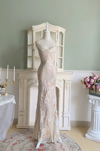 Elegantes Meerjungfrauen-Abendkleid aus floralem Chiffon in Nude-Aprikot mit Spaghettiträgern P4801