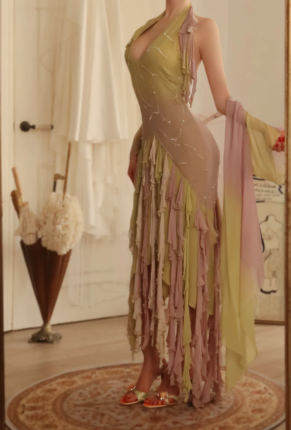 Atemberaubendes langes Ballkleid/Abendkleid aus Chiffon mit Farbverlauf, Neckholder und gestuften Quasten P4809