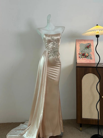Elegantes Champagner Meerjungfrau Schleppe Trägerloses Satin Langes Ballkleid Abendkleid P4081