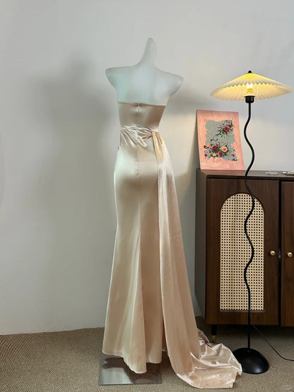Elegantes Champagner Meerjungfrau Schleppe Trägerloses Satin Langes Ballkleid Abendkleid P4081