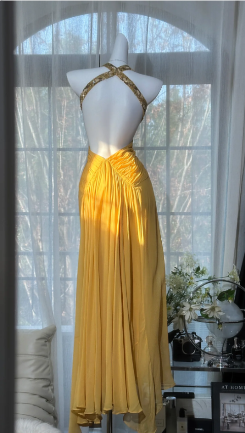 Elegantes, gelbes Neckholder-Abendkleid aus Chiffon mit Perlenverzierung und rückenfreiem Design P4817