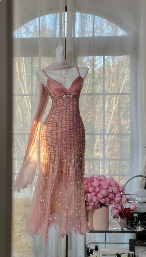 Robe de soirée longue en mousseline de soie rose vintage à fines bretelles et perles entièrement quadrillées P4820