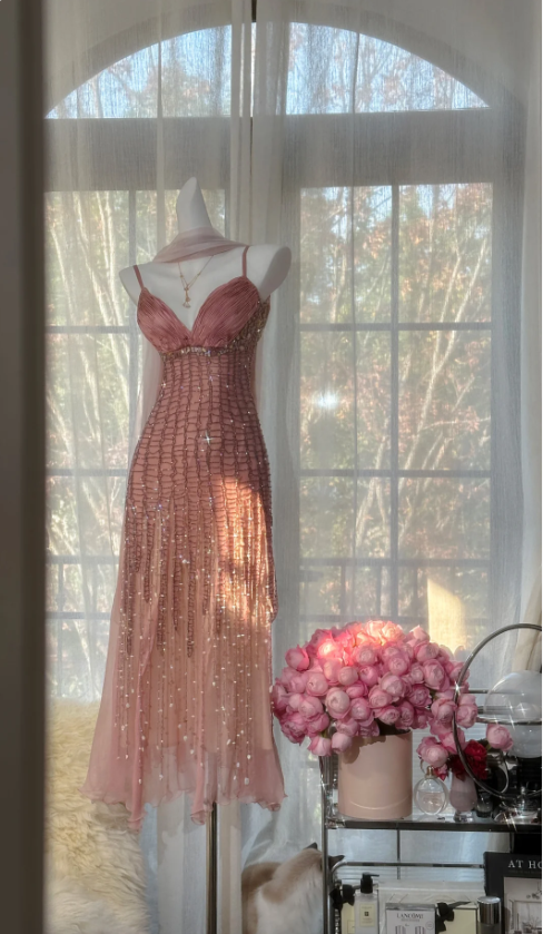 Vintage pinkes langes Ballkleid/Abendkleid mit Spaghettiträgern, durchgehendem Gittermuster und Perlenstickerei aus Chiffon P4820
