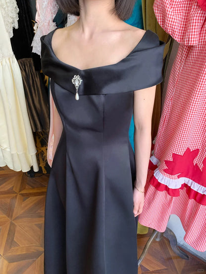 Vintage schwarzes schulterfreies A-Linien-Satin-Ballkleid Abendkleid P4821