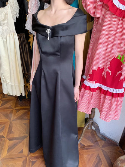 Vintage schwarzes schulterfreies A-Linien-Satin-Ballkleid Abendkleid P4821