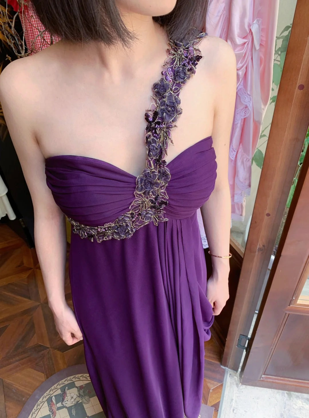 Vintage dunkellila, gerafftes Chiffon-Abendkleid mit einem Schulterträger P4822