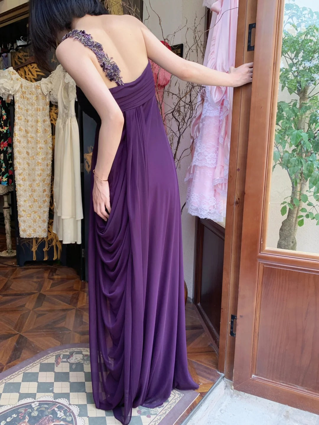 Vintage dunkellila, gerafftes Chiffon-Abendkleid mit einem Schulterträger P4822