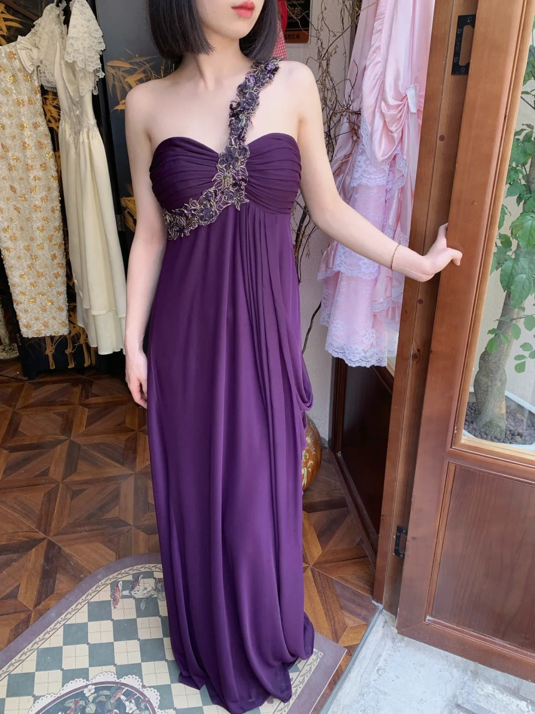 Vintage dunkellila, gerafftes Chiffon-Abendkleid mit einem Schulterträger P4822