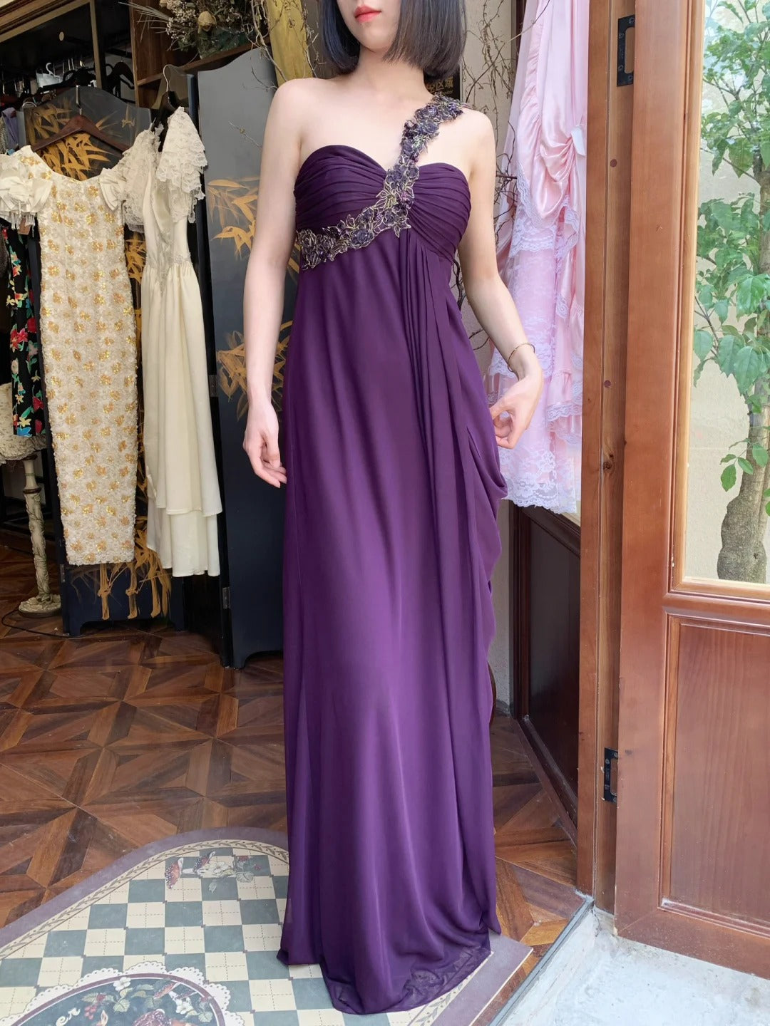 Vintage dunkellila, gerafftes Chiffon-Abendkleid mit einem Schulterträger P4822