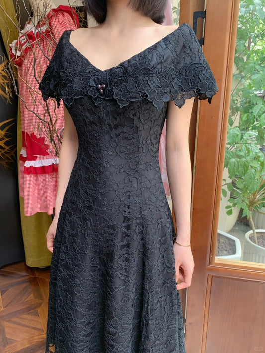 Robe de bal de soirée vintage noire en dentelle avec décolleté en V et coupe évasée P4823