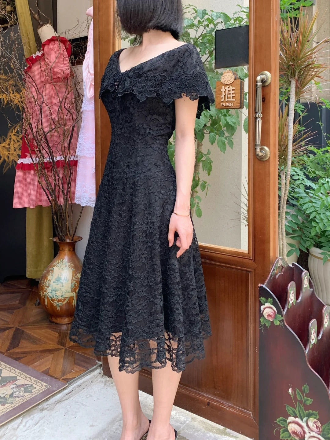 Vintage schwarzes V-Ausschnitt A-Linie Spitzen-Ballkleid Abendkleid P4823