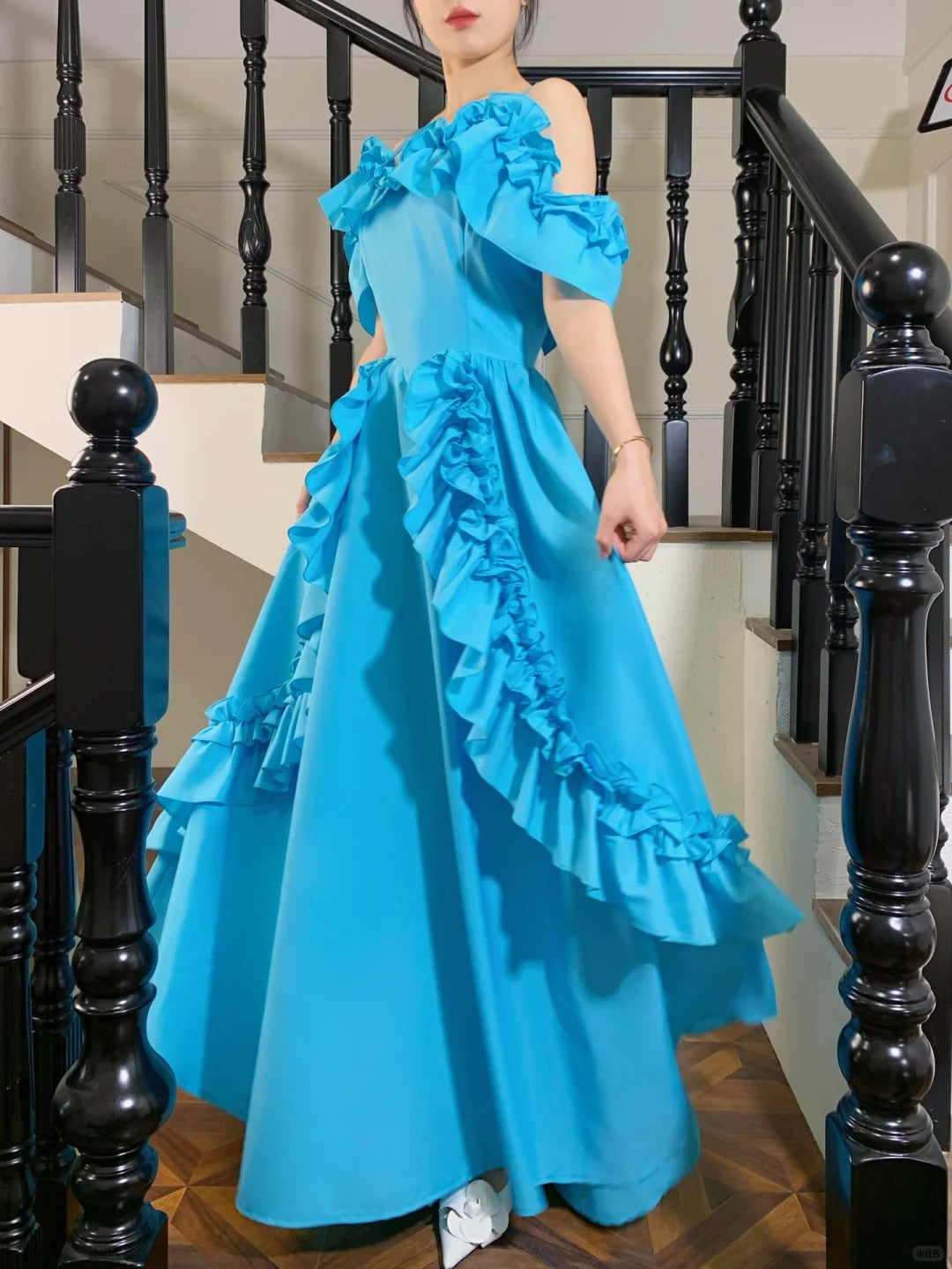 Elegantes A-Linien Ballkleid aus blauem Satin mit Rüschen P4826