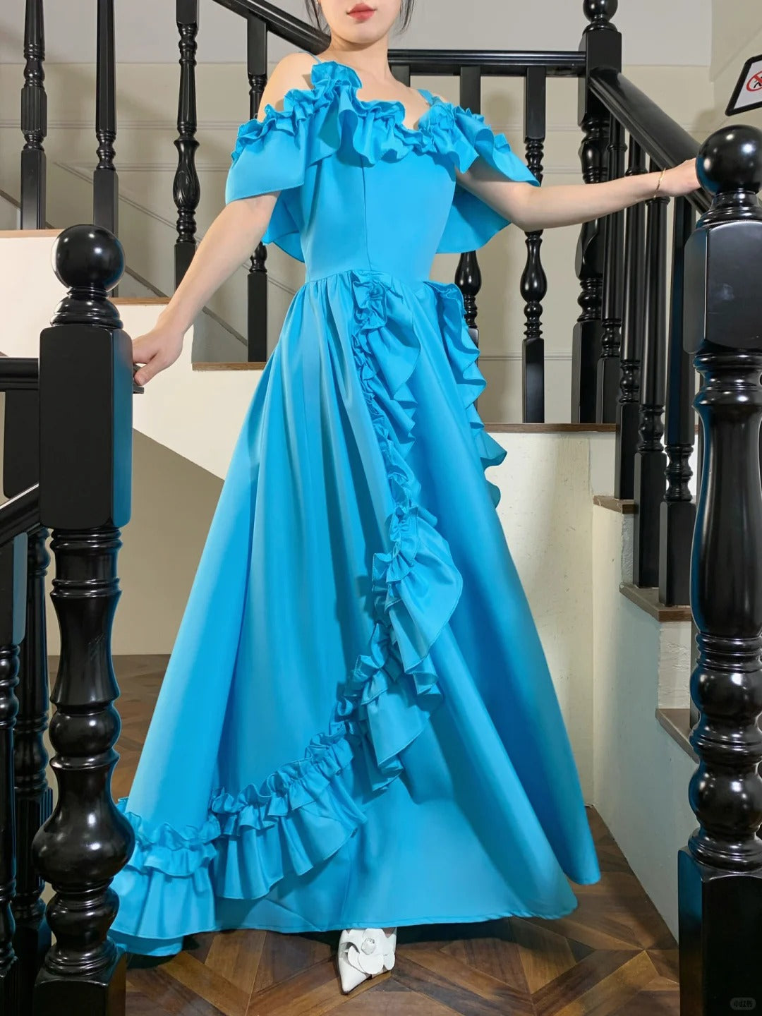 Elegantes A-Linien Ballkleid aus blauem Satin mit Rüschen P4826