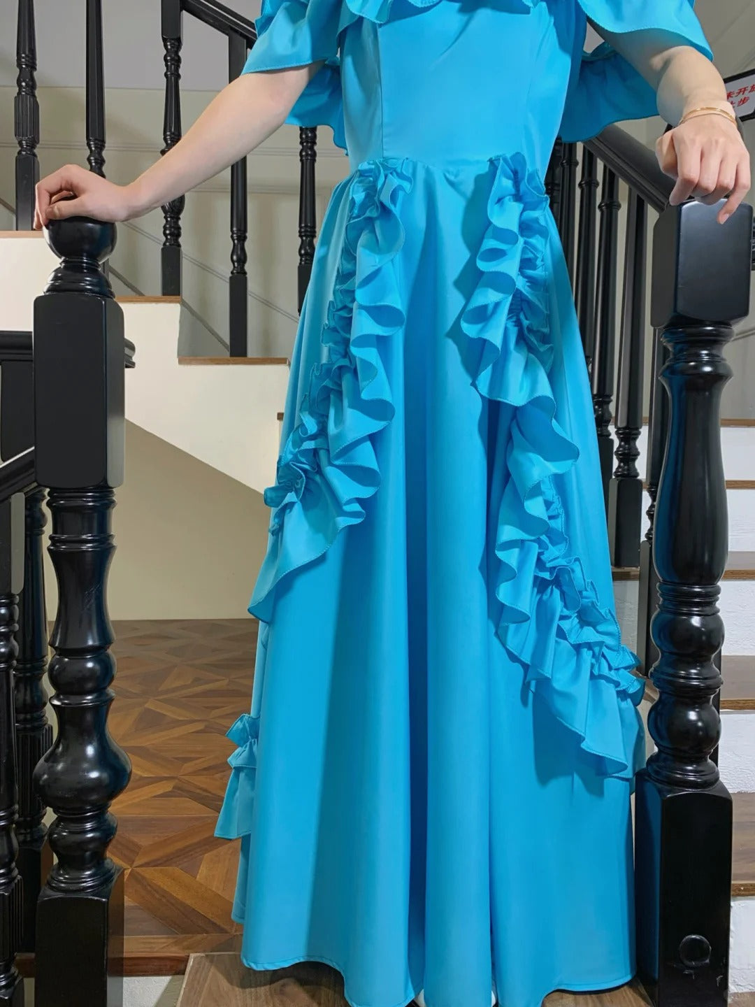 Elegantes A-Linien Ballkleid aus blauem Satin mit Rüschen P4826