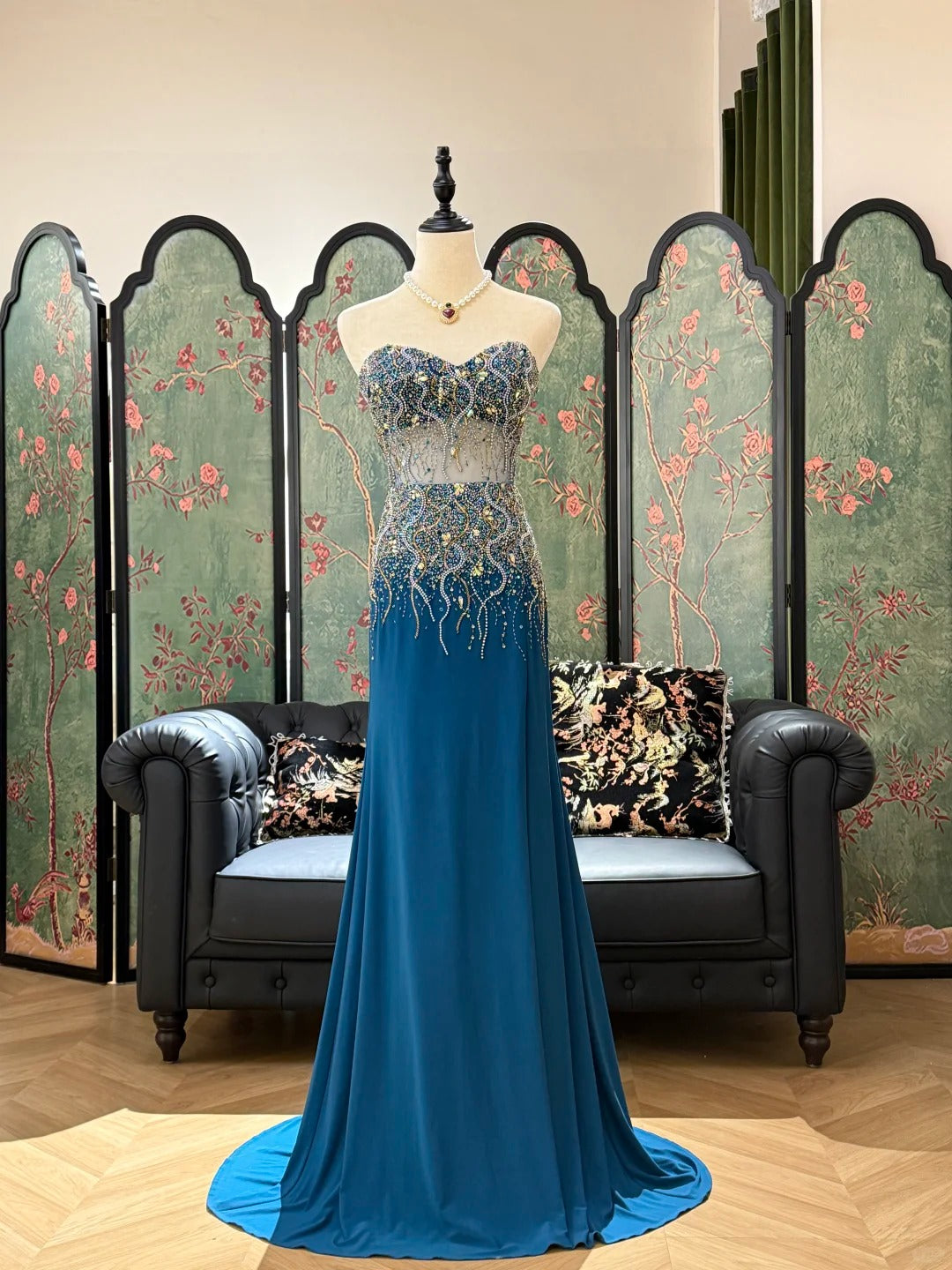 Luxuriöses, funkelndes, blaues trägerloses Satin-Abendkleid mit Perlen P4827