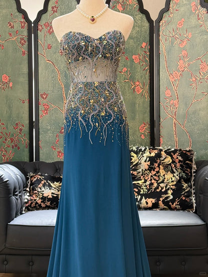 Luxuriöses, funkelndes, blaues trägerloses Satin-Abendkleid mit Perlen P4827