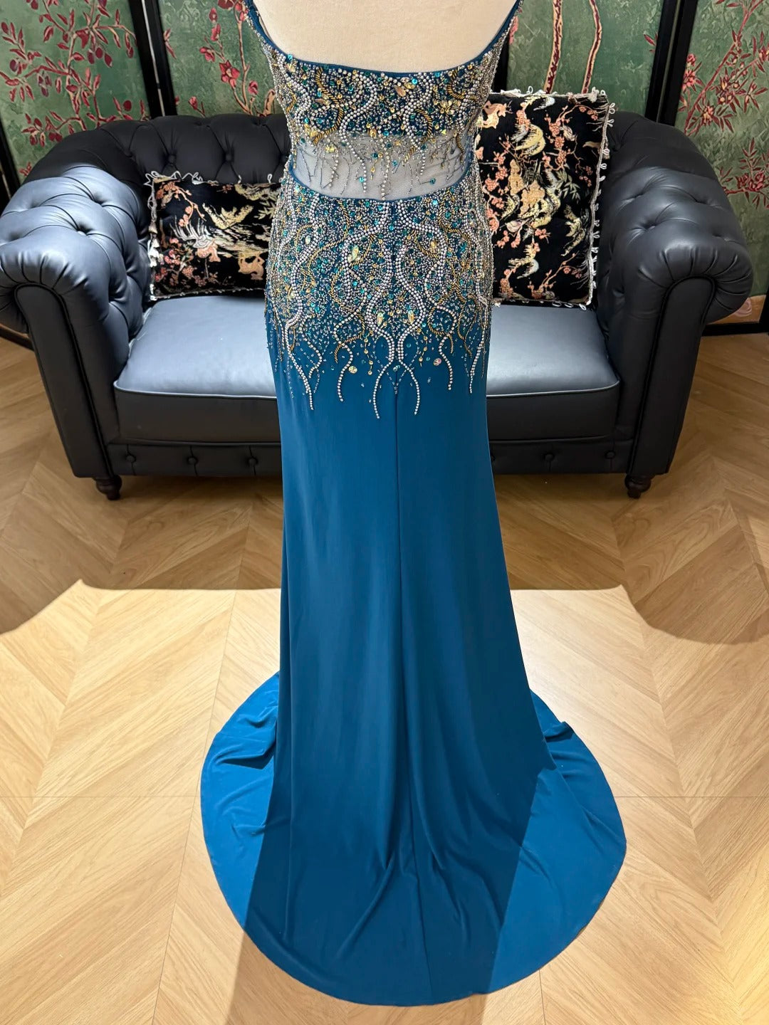 Luxuriöses, funkelndes, blaues trägerloses Satin-Abendkleid mit Perlen P4827