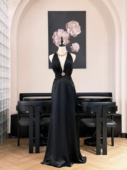 Einfaches schwarzes Neckholder rückenfreies Satin-Abendkleid P4828