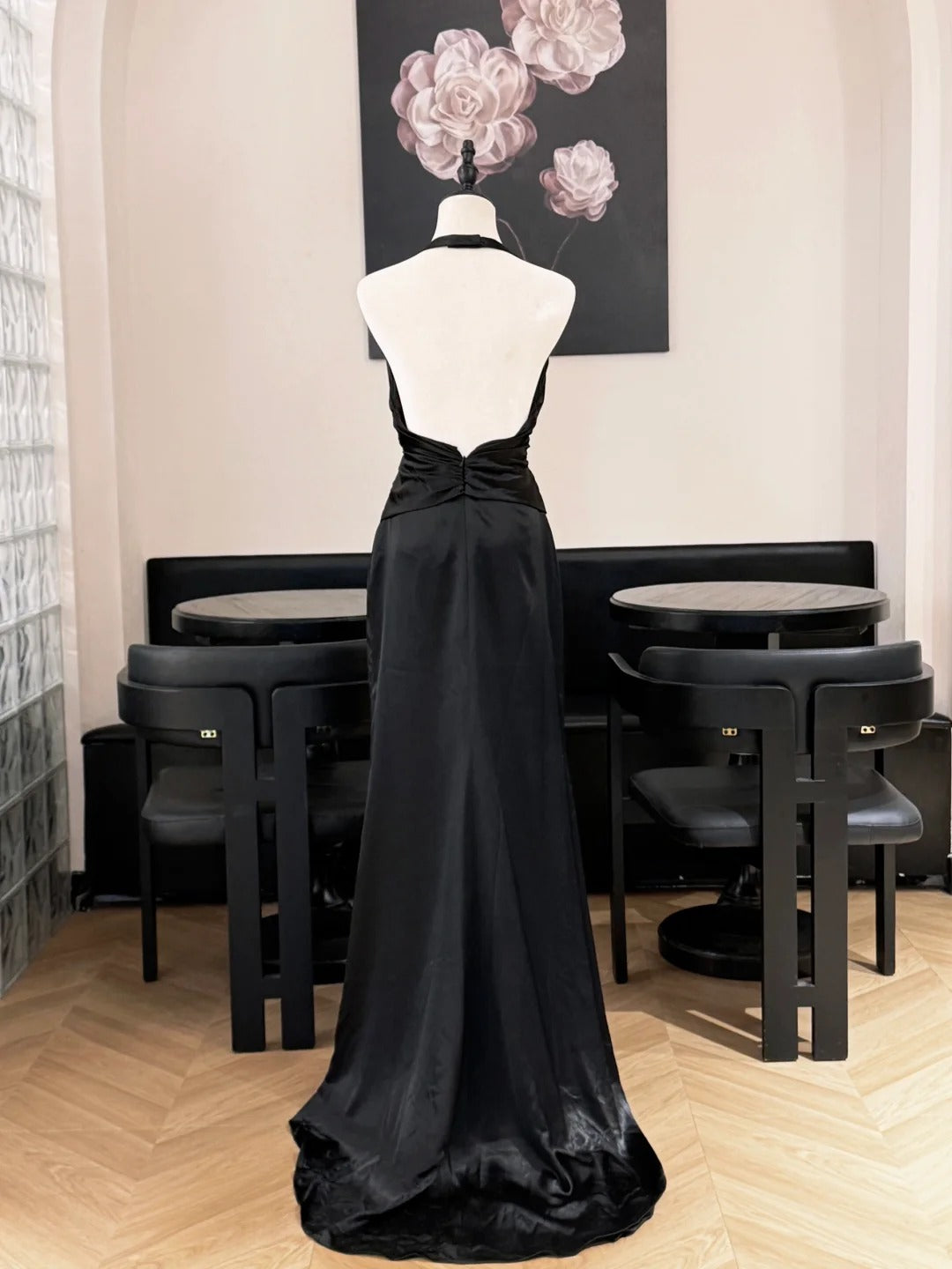 Einfaches schwarzes Neckholder rückenfreies Satin-Abendkleid P4828