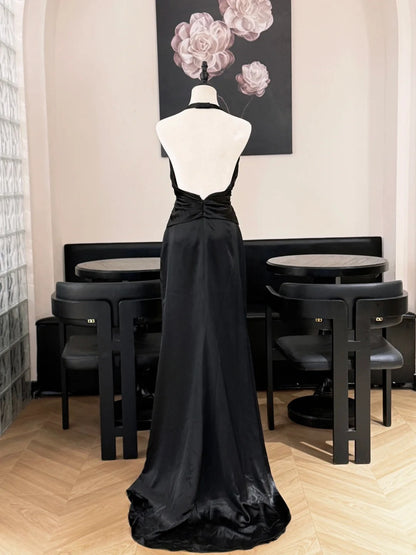 Einfaches schwarzes Neckholder rückenfreies Satin-Abendkleid P4828