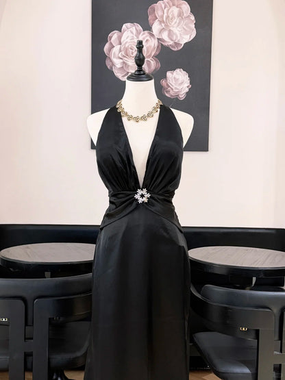 Einfaches schwarzes Neckholder rückenfreies Satin-Abendkleid P4828