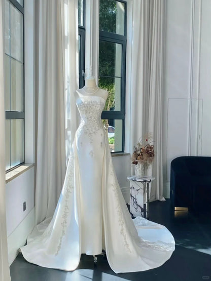 Elegantes weißes trägerloses Meerjungfrauen-Hochzeitskleid aus Satin mit Perlen und Schleppe P4083