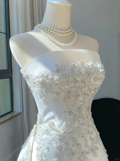 Elegantes weißes trägerloses Meerjungfrauen-Hochzeitskleid aus Satin mit Perlen und Schleppe P4083