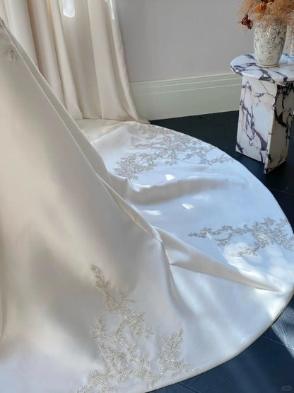 Elegantes weißes trägerloses Meerjungfrauen-Hochzeitskleid aus Satin mit Perlen und Schleppe P4083