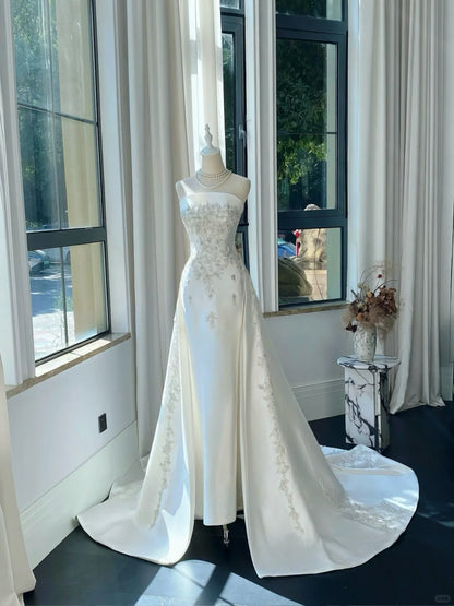 Elegantes weißes trägerloses Meerjungfrauen-Hochzeitskleid aus Satin mit Perlen und Schleppe P4083
