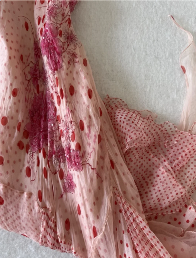 Vintage rosafarbenes Spaghettiträger-Kleid mit Tupfenmuster und unregelmäßigem Chiffon für den Abschlussball P4833