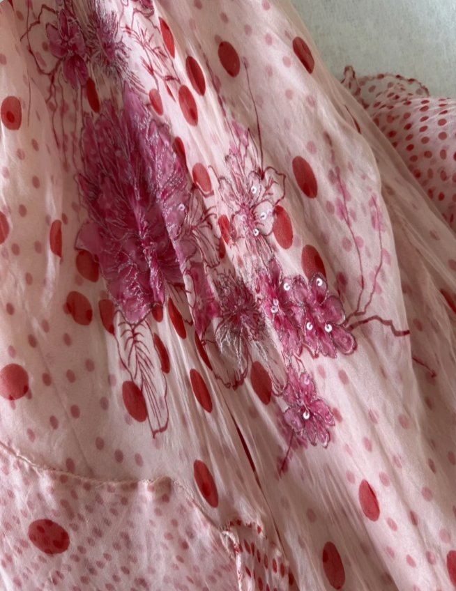 Vintage rosafarbenes Spaghettiträger-Kleid mit Tupfenmuster und unregelmäßigem Chiffon für den Abschlussball P4833