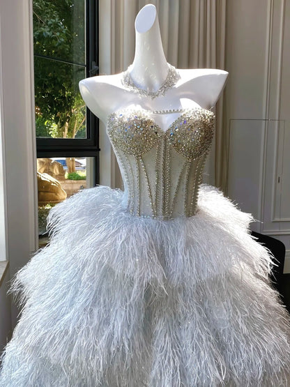 Luxuriöses, trägerloses, weißes, bodenlanges Ballkleid mit Federn, Hochzeitskleid P4084