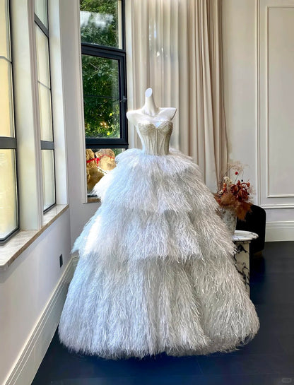 Luxuriöses, trägerloses, weißes, bodenlanges Ballkleid mit Federn, Hochzeitskleid P4084