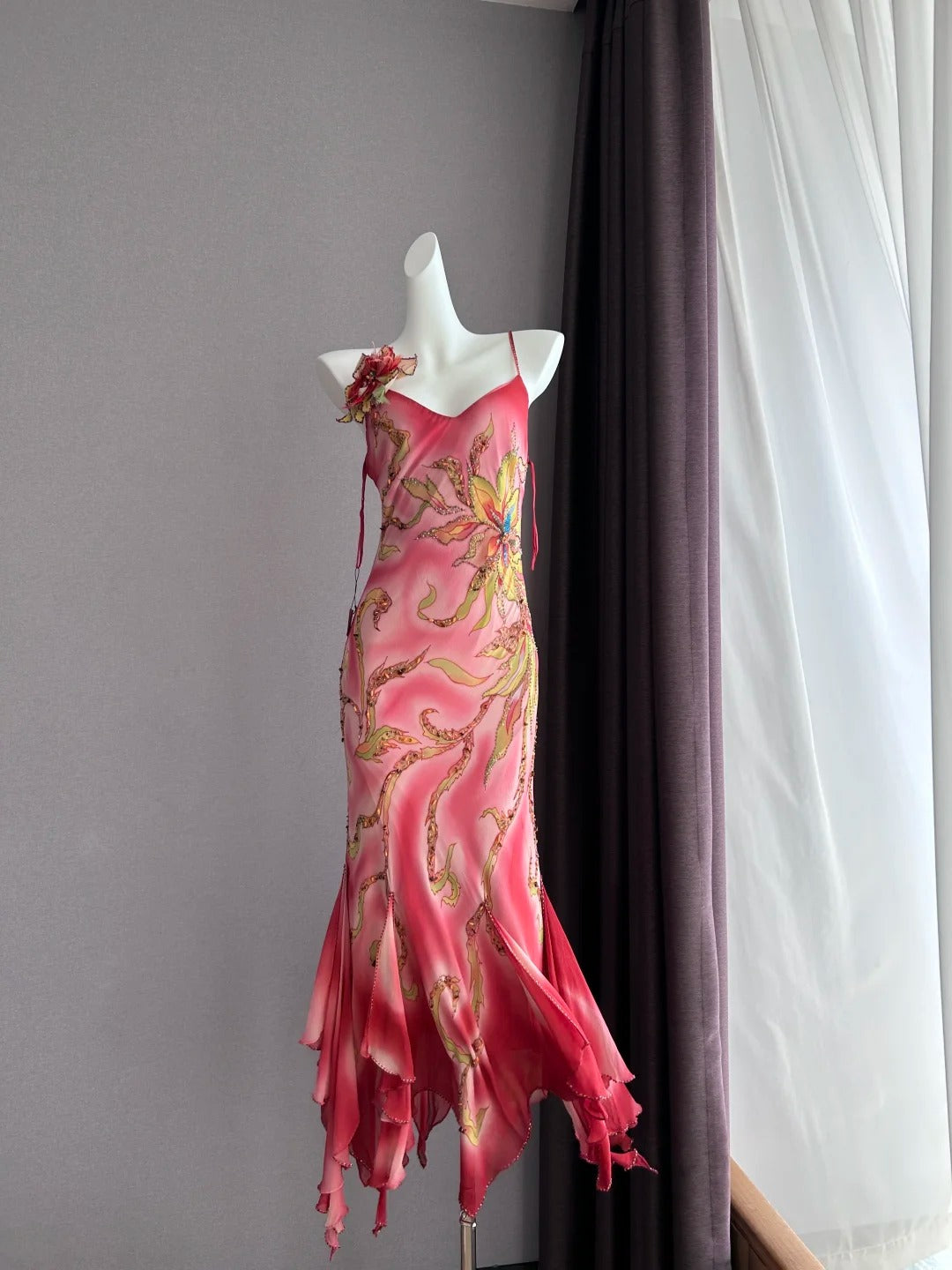 Verträumtes pinkes Ombré-Spaghettiträger-Kleid mit Perlen, unregelmäßigen Rüschen, Meerjungfrauen-Schnitt, Chiffon, langes Ballkleid, Abendkleid P4842