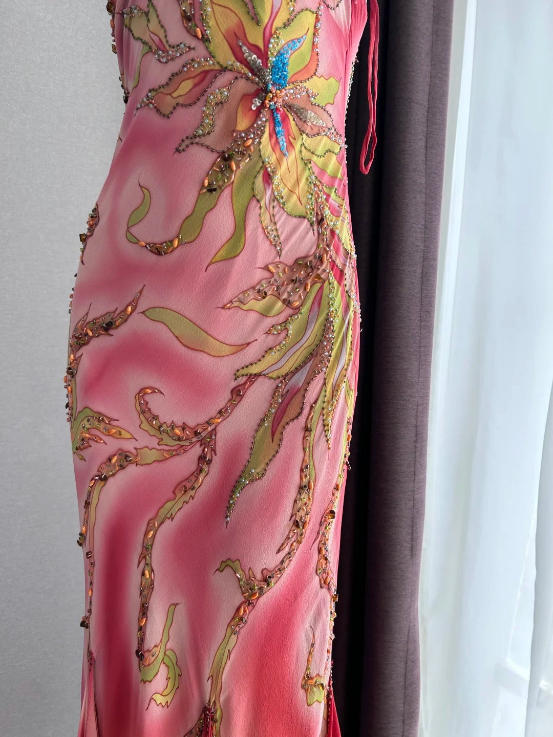 Verträumtes pinkes Ombré-Spaghettiträger-Kleid mit Perlen, unregelmäßigen Rüschen, Meerjungfrauen-Schnitt, Chiffon, langes Ballkleid, Abendkleid P4842