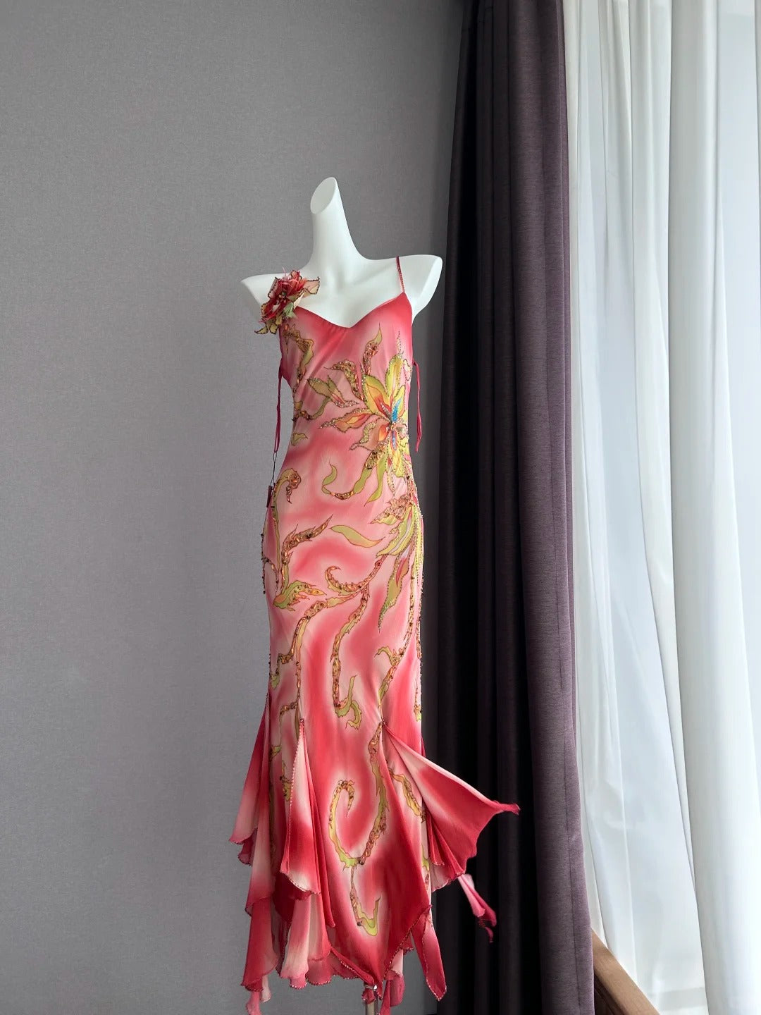 Verträumtes pinkes Ombré-Spaghettiträger-Kleid mit Perlen, unregelmäßigen Rüschen, Meerjungfrauen-Schnitt, Chiffon, langes Ballkleid, Abendkleid P4842