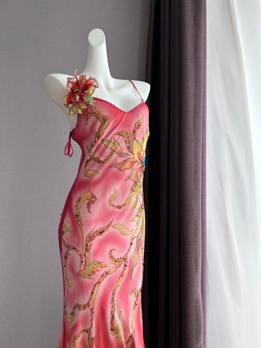 Verträumtes pinkes Ombré-Spaghettiträger-Kleid mit Perlen, unregelmäßigen Rüschen, Meerjungfrauen-Schnitt, Chiffon, langes Ballkleid, Abendkleid P4842