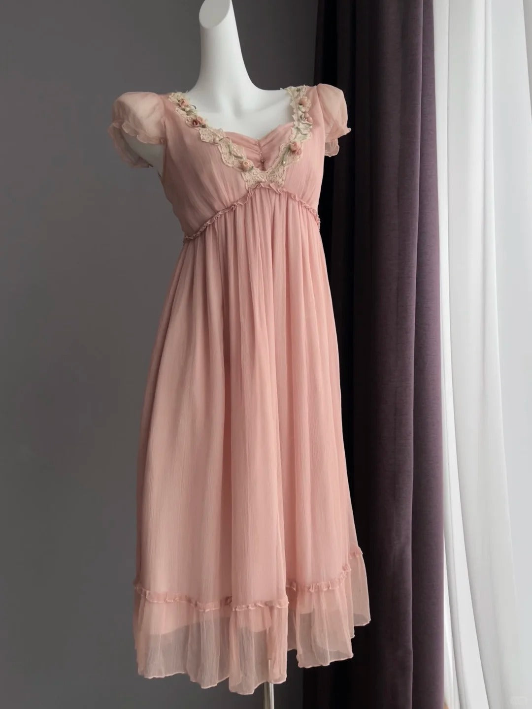 Süßes rosafarbenes Chiffon-Ballkleid mit Puffärmeln und Spitzenbesatz P4844