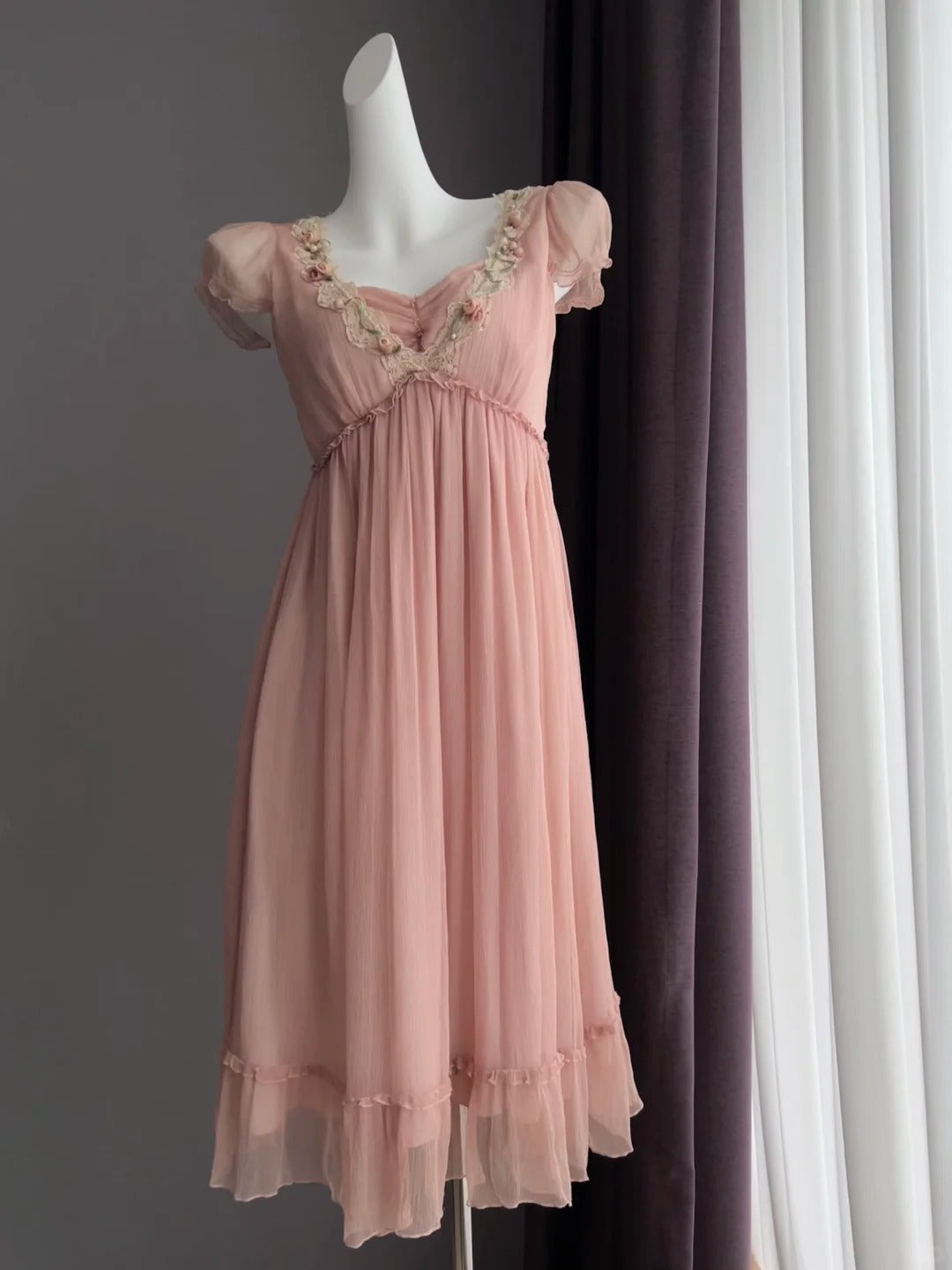 Süßes rosafarbenes Chiffon-Ballkleid mit Puffärmeln und Spitzenbesatz P4844