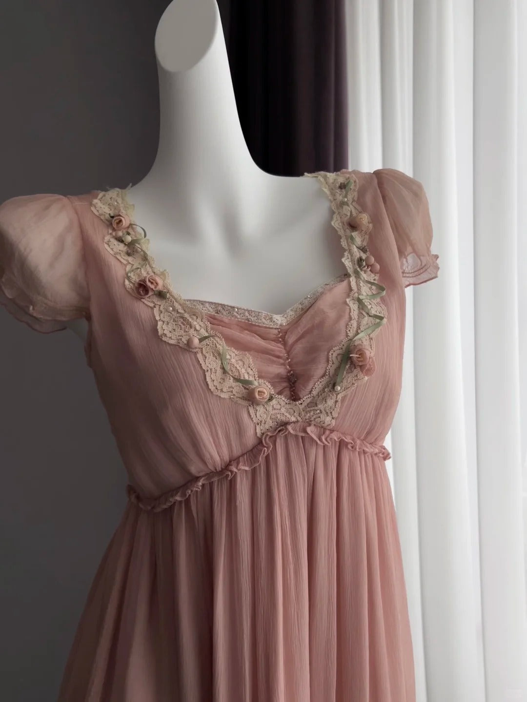 Süßes rosafarbenes Chiffon-Ballkleid mit Puffärmeln und Spitzenbesatz P4844