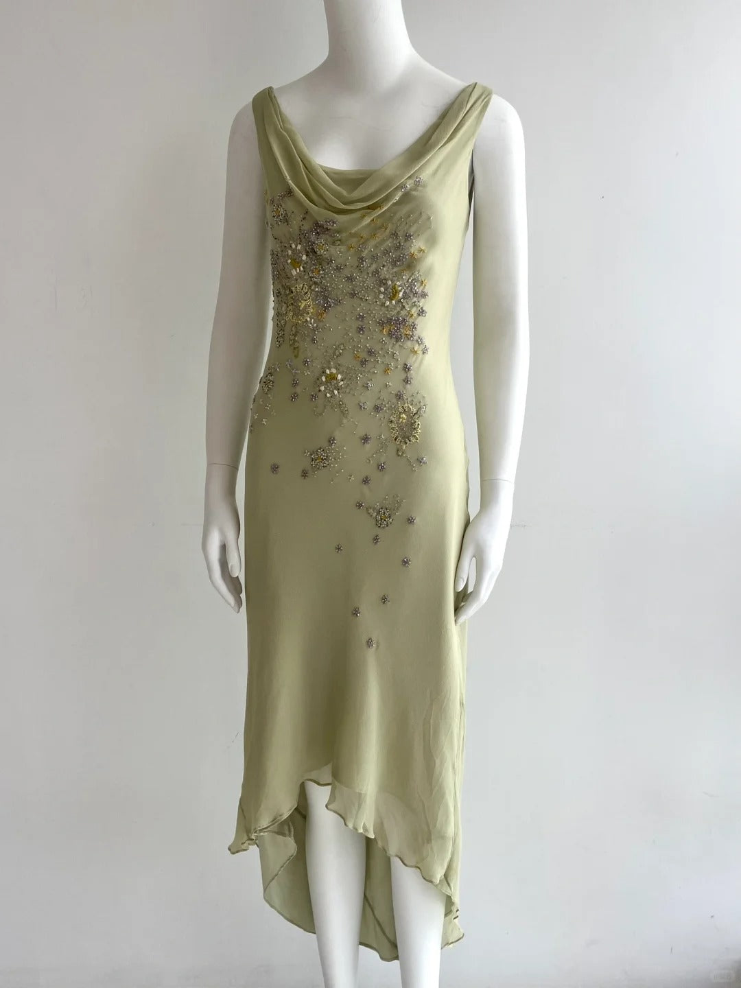 Elegantes ärmelloses Chiffon-Abendkleid mit Wasserfallausschnitt in Bohnengrün, mit Perlen bestickt P4846