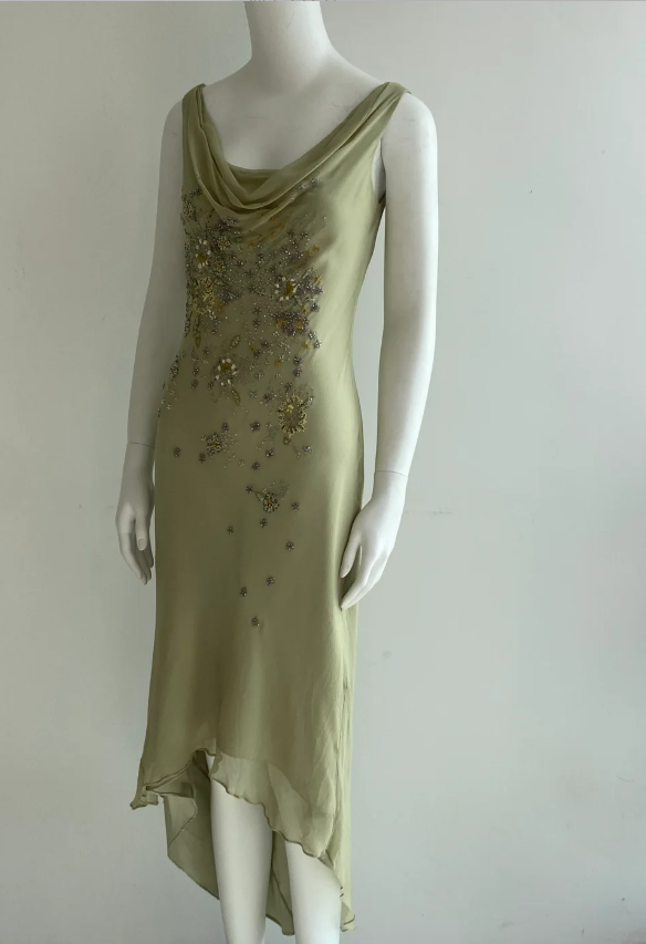 Elegantes ärmelloses Chiffon-Abendkleid mit Wasserfallausschnitt in Bohnengrün, mit Perlen bestickt P4846