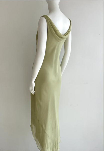 Elegantes ärmelloses Chiffon-Abendkleid mit Wasserfallausschnitt in Bohnengrün, mit Perlen bestickt P4846