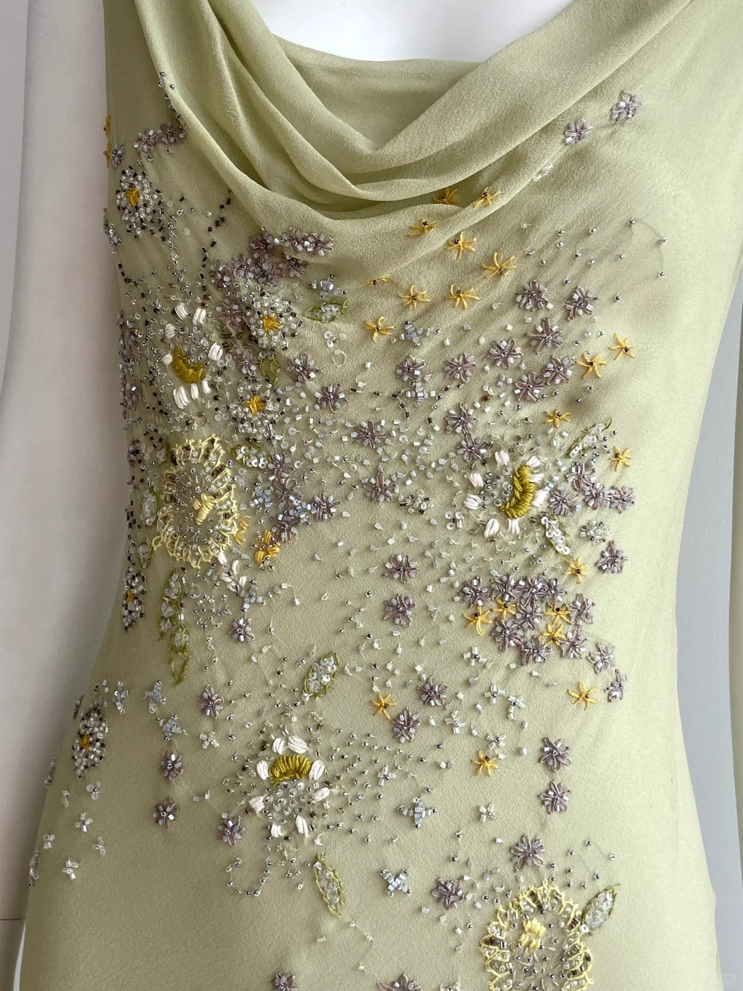 Elegantes ärmelloses Chiffon-Abendkleid mit Wasserfallausschnitt in Bohnengrün, mit Perlen bestickt P4846