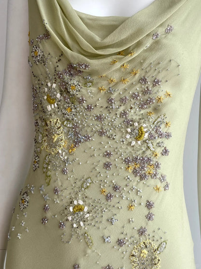 Elegantes ärmelloses Chiffon-Abendkleid mit Wasserfallausschnitt in Bohnengrün, mit Perlen bestickt P4846
