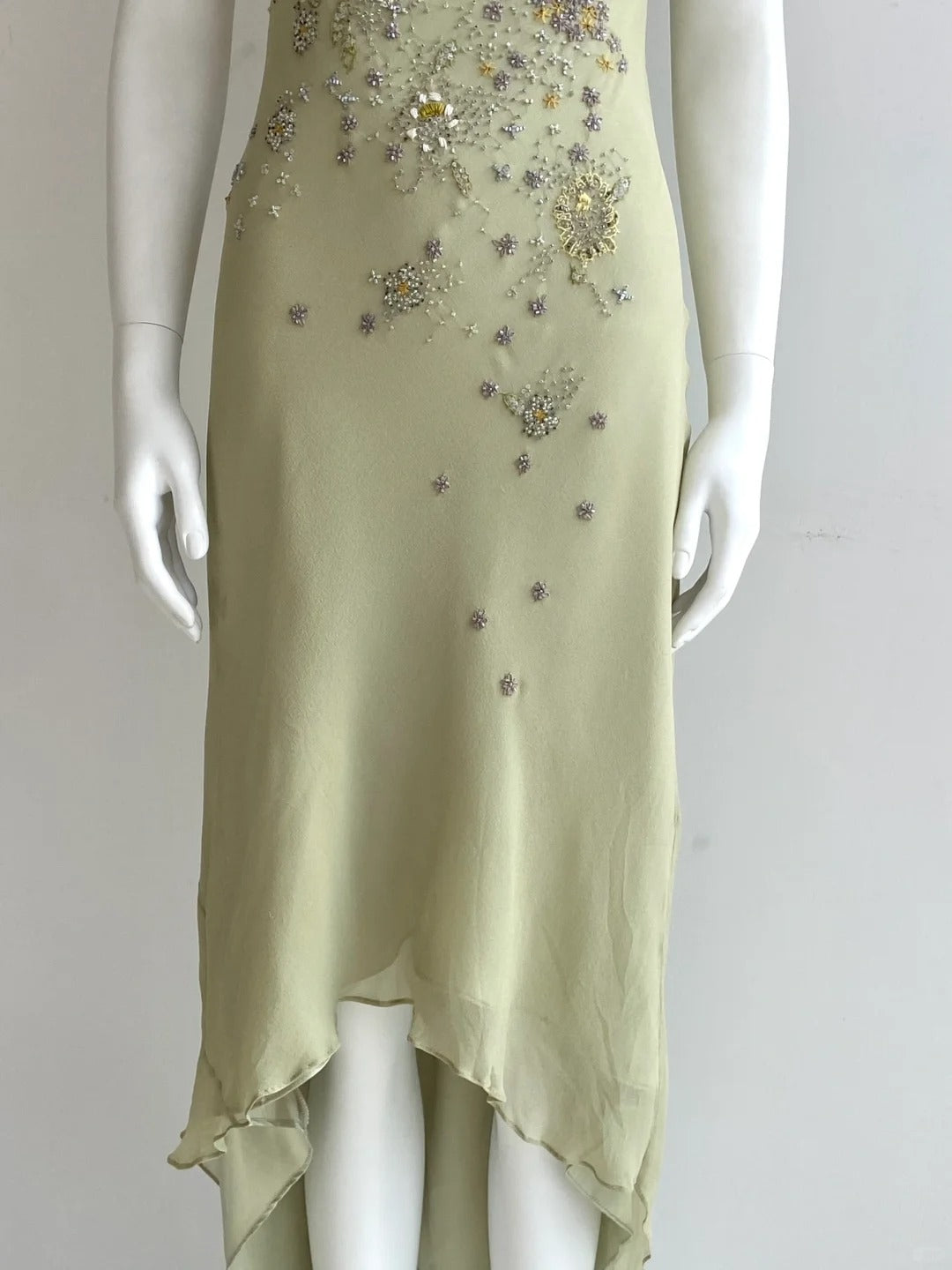 Elegantes ärmelloses Chiffon-Abendkleid mit Wasserfallausschnitt in Bohnengrün, mit Perlen bestickt P4846